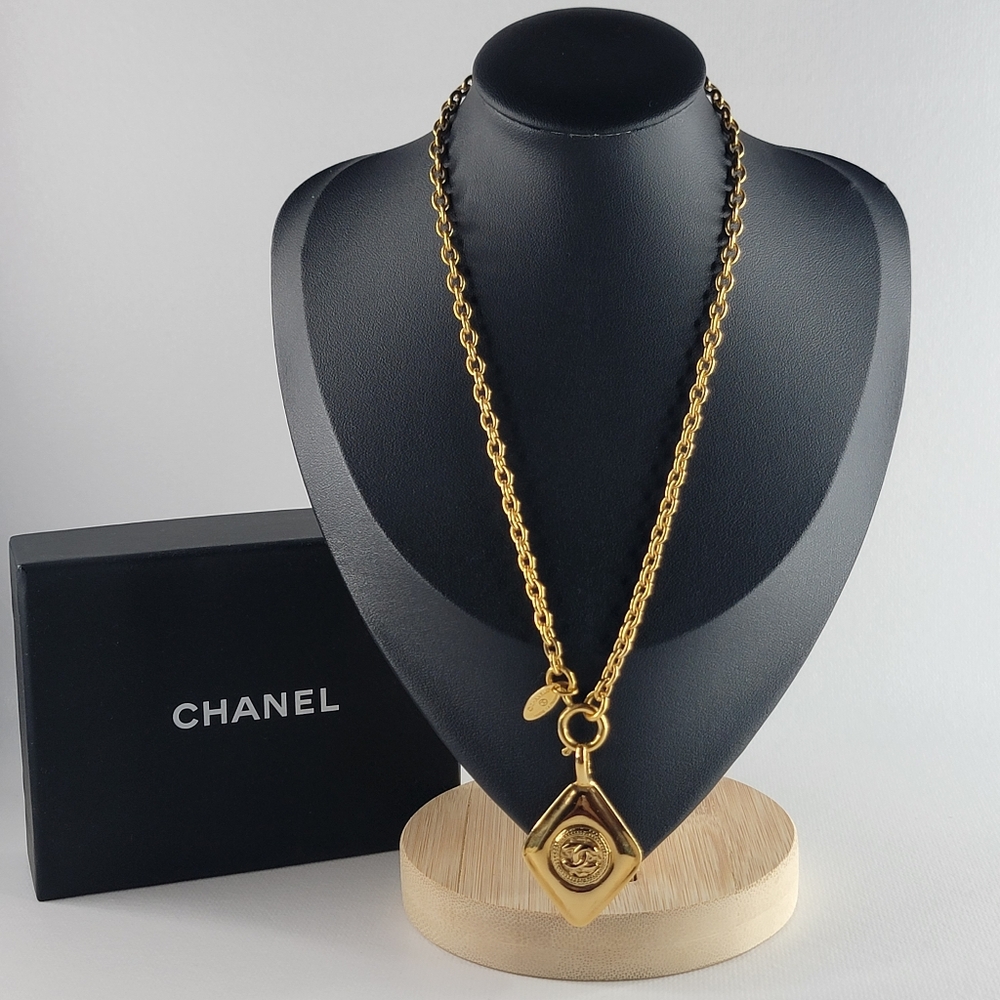 CHANEL CC Logo Diamond Shaped Gold Tone Necklace - Picture 1 of 10